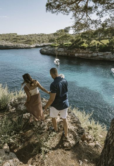 Couple walking to the beach scaled 63e1a13d